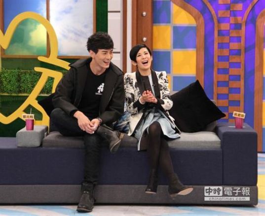 吴君如曝香港某明星整容失败嘴唇不动无法笑(图)