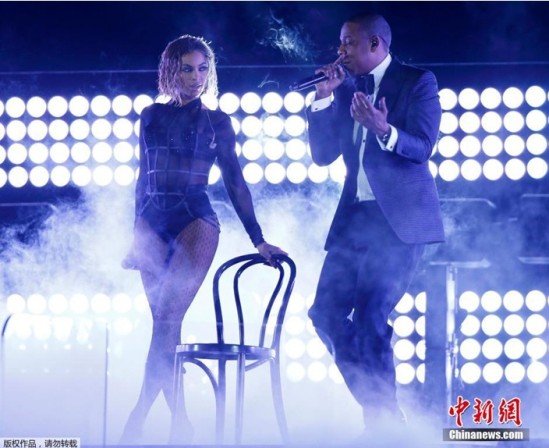 碧昂丝透视装秀美腿与老公同台献唱激吻(图)