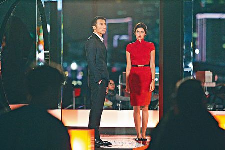 谢霆锋海边与嫩模拍广告露出迷人笑容(图)