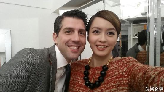 梁咏琪晒与老公甜蜜合影复古造型惊艳(图)