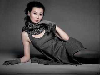 49岁张曼玉交34岁混血男友穿情侣装一同遛狗(图)