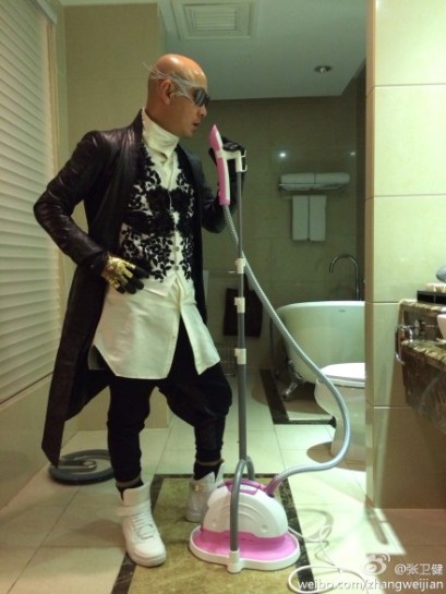 张卫健拿熨斗当话筒洗手间内戴面具练唱(图)