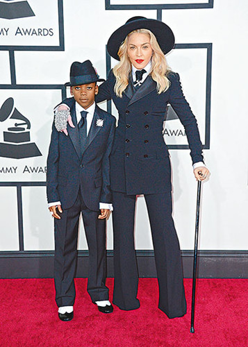 麦当娜携儿子亮相格莱美红毯穿裤装显老(图)