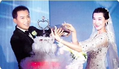 演员黄海冰“二婚”娶80后娇妻曝前妻是教师