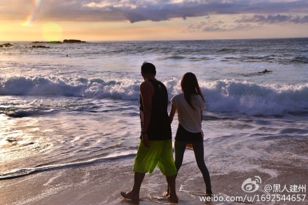 黑人范玮琪海边散步十指紧扣秀恩爱(图)