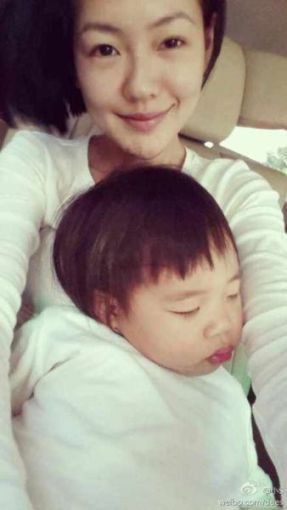 小S素颜抱2岁女儿合影曝女儿最爱吃八仙果(图)