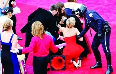 ղ�ݸ�������˹��˹����̺ˤ�Ӳ���ǰ��Ů�ǣ�ͼ��