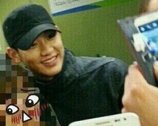 金秀贤超帅出席庆功宴遇求合影来者不拒(图)