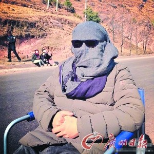 韩寒怕晒黑将脸包严实 网友:微笑的蒙头丽莎(图)