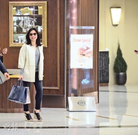 钟楚红约好友喝下午茶衣着时髦星味十足(图)