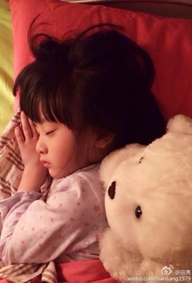 田亮晒森碟萌照曝哄女儿睡觉秘诀(图)