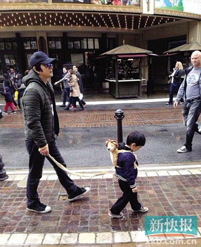郑钧街头“遛儿子”搞笑称“哥们儿去哪儿啊”(图)
