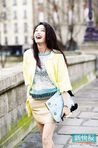 秦岚造型青春靓丽抹红唇仰天大笑(图)