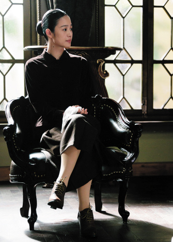 《一步之遥》曝光新剧照周韵造型奢华夺目(图)