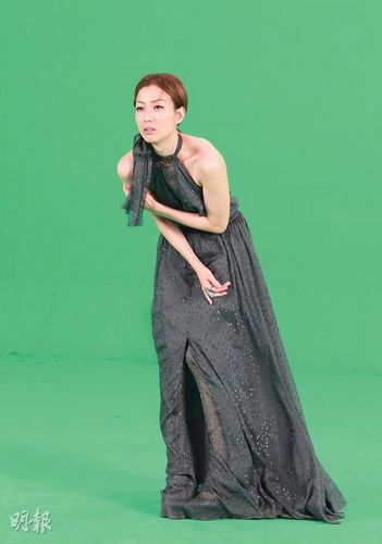郑秀文穿露背长裙拍MV现场扮晕跌倒(图)