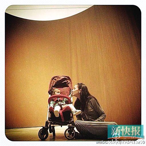 吴彦祖女儿近照曝光金色卷发眉眼帅气(图)