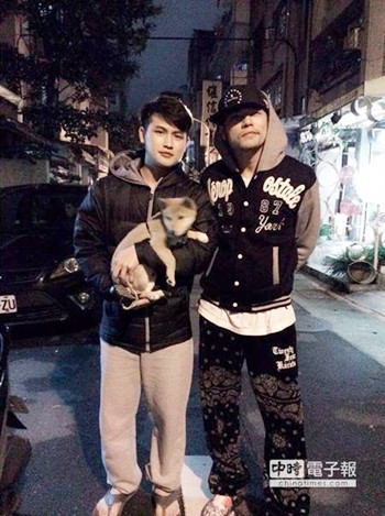 周杰伦逛公园帮歌迷遛狗离开前惨被狗咬(图)