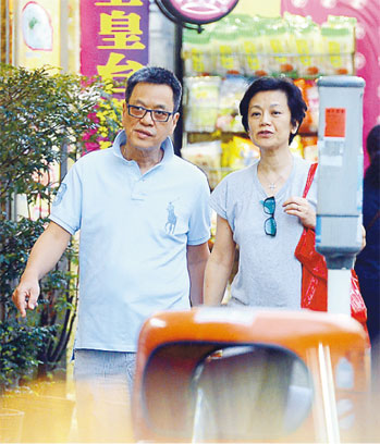 张艾嘉与丈夫穿情侣装逛街手牵手买东西(图)