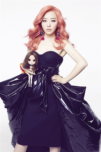 ����ӱһͷ���ķ۷��������İ�͹���£�ͼ��