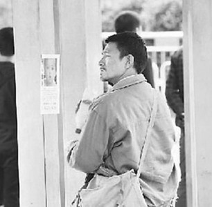 刘德华扮农民工逼真“乱贴”广告险遭驱逐(图)