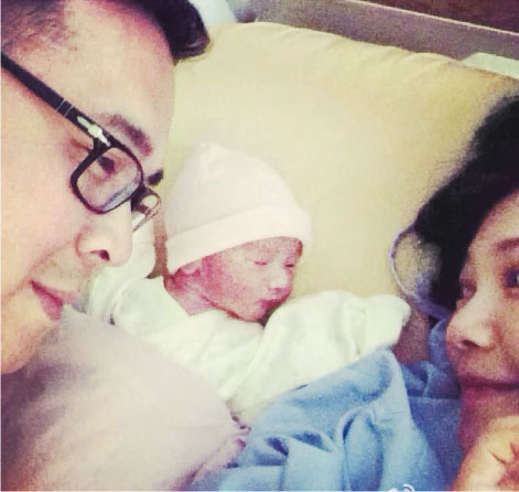 梁静茹一家三口合影曝光儿子伸开双手卖萌(图)