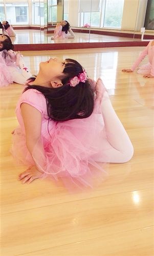 李湘晒王诗龄练舞照穿粉裙姿势专业(图)