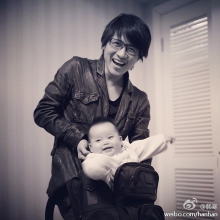 韩寒晒女儿早年照片小野被塞书包笑容灿烂(图)