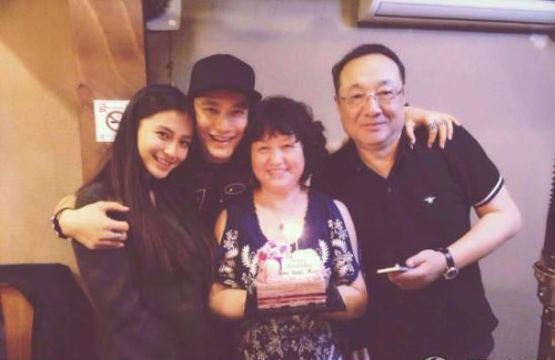 Angelababy入镜黄晓明全家福似“准儿媳”(图)