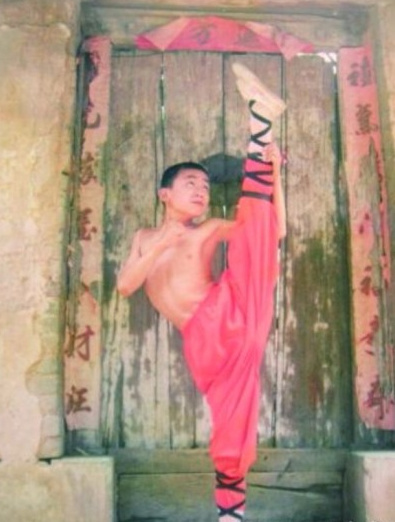 王宝强晒早年习武一字马照:从未放弃功夫梦(图)