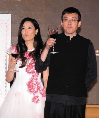 4月25日12:34,凤凰传奇组合女主唱玲花在微博上自曝已经怀孕,"孕期28