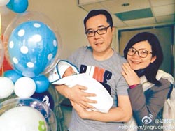 梁静茹没空给儿子取中文名已学会帮其洗澡(图)