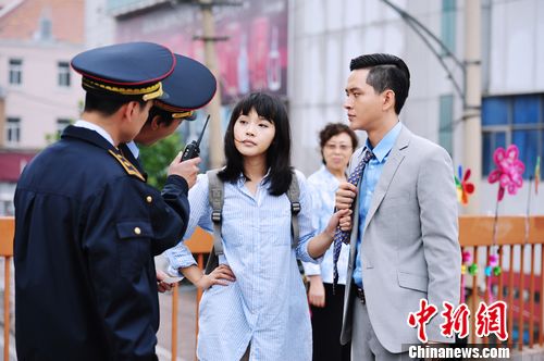 《左手亲情右手爱》剧照曝光张佳宁智斗城管(图)