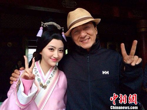 成龙探班景甜送美食两人齐摆“剪刀手”卖萌(图)