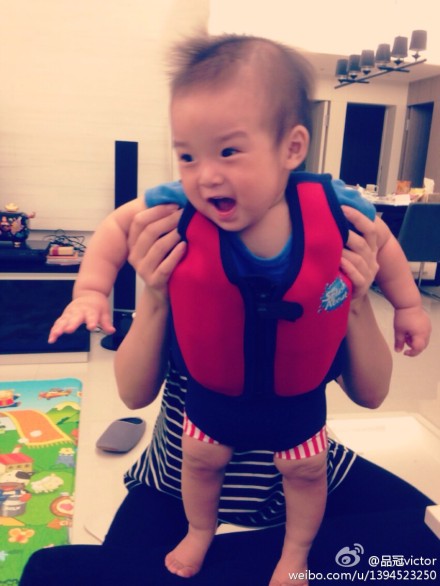 品冠晒儿子萌照称“儿子开口先叫自己名字”(图)