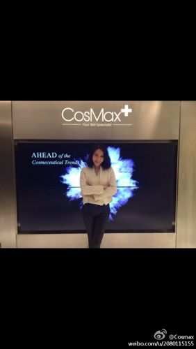 黎姿一家五口出行照顾老公女儿亲力亲为(图)