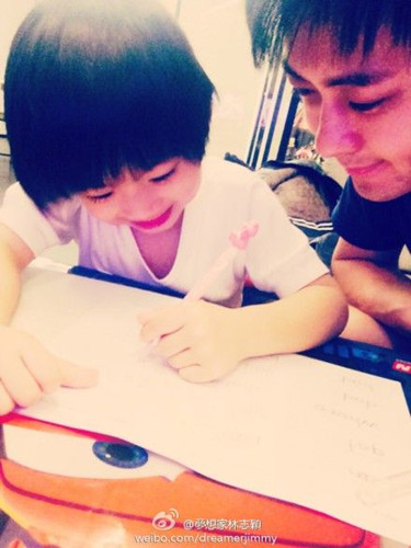 林志颖晒温馨照:陪kimi写作业是最快乐的事(图)