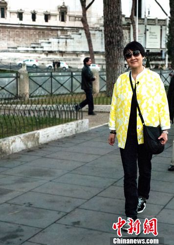 凯丽《花少》后开微博为涨粉丝秀抛鸡蛋技能(图)