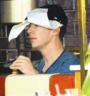 卷福外出就餐被拍脸蒙白纸巾(图)