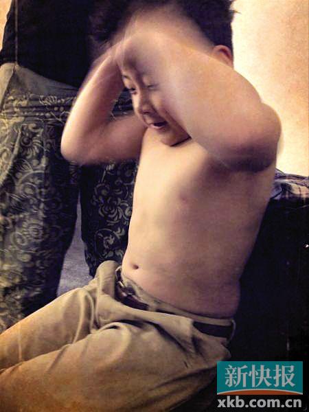 郭涛晒爱子石头露“一块腹肌”照(图)