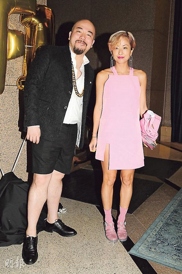 香港"明报"报道,前晚,徐濠萦一身全粉红打扮,跟黄伟文一起出席生日会