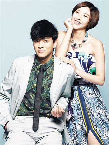 陈晓东、唐艺昕拍情侣写真两人默契扮鬼脸(图)