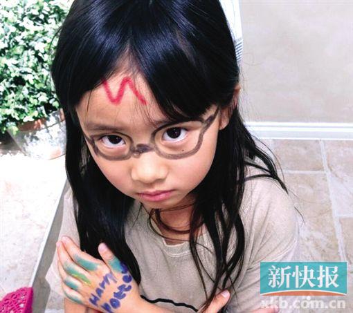 黄磊女儿萌照曝光用彩笔化妆似“哈利波特”(图)