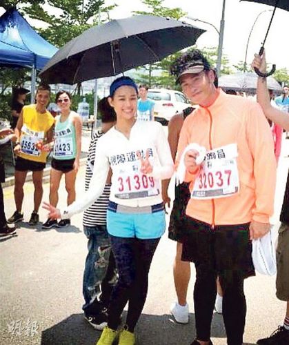 胡杏儿顶烈日跑马拉松晒现场照大呼“好热”(图)