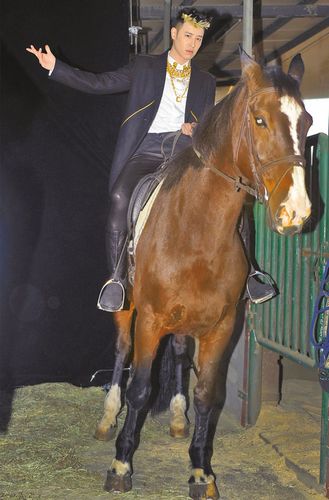 潘玮柏骑马被马尿溅湿裤子自嘲:遇水则发(图)