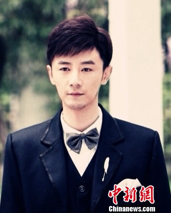 《橙色密码》杀青演员张倬闻戏服紧跟潮流(组图)