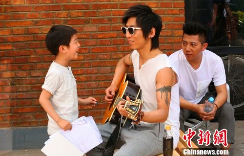 羽泉新单曲将推出延续励志正能量风格(组图)