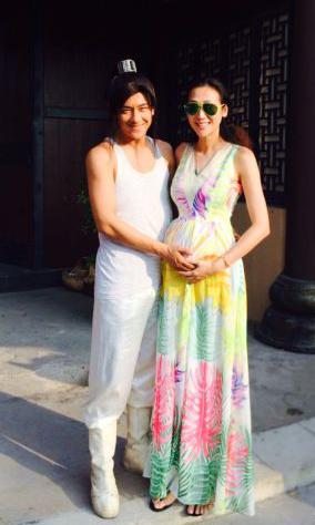 陈浩民妻子怀第三胎端午探班小腹隆起(图)