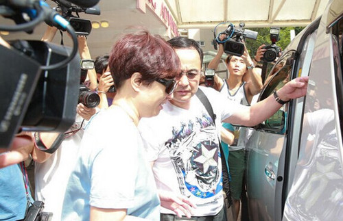 ���ݸ�ĸ����̽Ů����Ů��6��5�ճ�Ժ��ͼ��