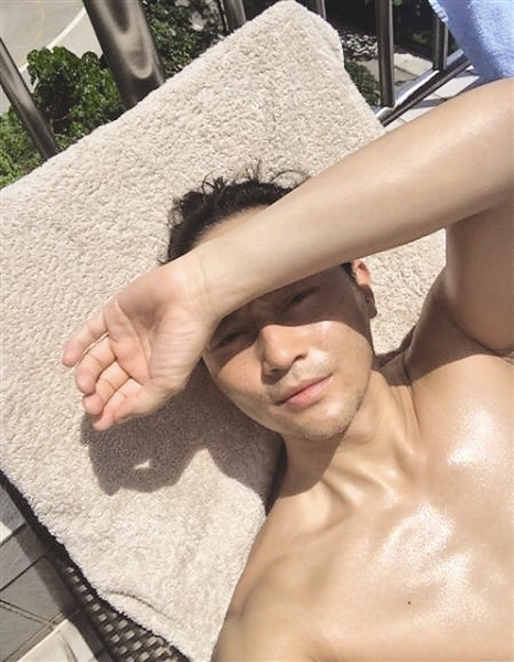 张智霖半裸晒太阳网友:镜头再往下一点嘛(图)