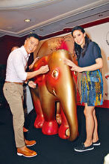 甄子丹携手爱妻做慈善创作大象雕塑(图)